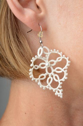 Boucles doreilles pendantes Bijou fait main Cadeau femme blanc design unique - MADEheart.com
