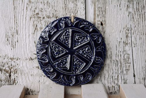 Blauer Wandteller aus Keramik Hrozovik (Gewitter) - MADEheart.com