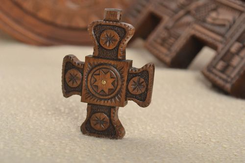 Pendentif croix Bijou ethnique fait main en bois Accessoire femme talisman - MADEheart.com