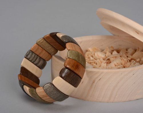 Bracelet manchette en bois à cinq teintures - MADEheart.com