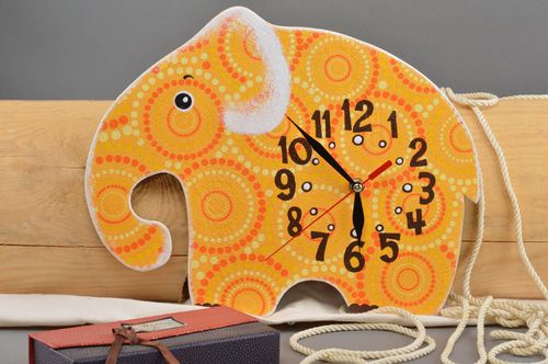 Часы в технике декупаж из фанеры в детскую в виде желтого слоника ручной работы - MADEheart.com