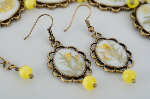 Jewelry set with natural flowers in the epoxy resin, earrings and bracelet - MADEheart.com