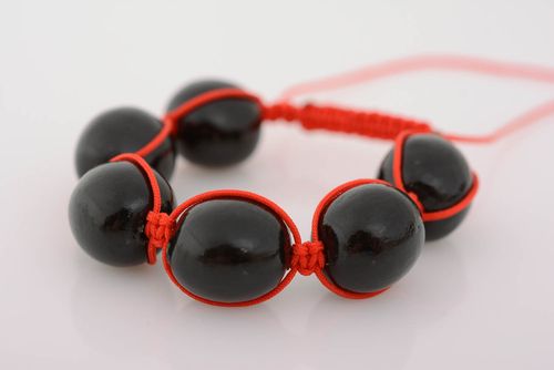 Bracelet en perles plastiques noires et lacet rouge tressé macramé fait main - MADEheart.com