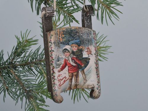 Weihnachtsschmuck Kinder auf den Schlitten  - MADEheart.com