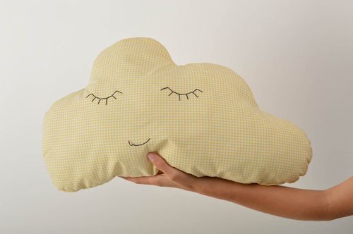 Kinder Kuschelkissen Dekoration für Schlafzimmer handmade Wolke  - MADEheart.com