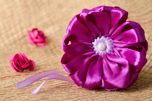 Broche fleur violette Bijou fait main en rubans de satin Cadeau fille original - MADEheart.com