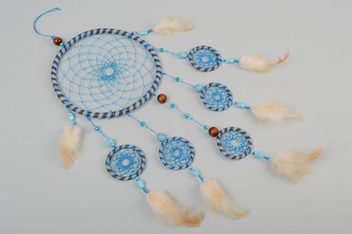 Atrapasueños artesanal celeste con plumas colgante decorativo adorno para pared - MADEheart.com