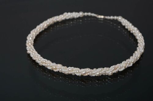 Collar artesanal fino de perlas del río y abalorios   - MADEheart.com