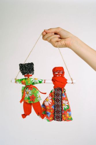 Porte-bonheur de deux poupées motankas en tissu - MADEheart.com