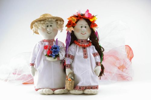 Jouet artisanal, deux poupées en vêtement traditionnel ukrainien   - MADEheart.com