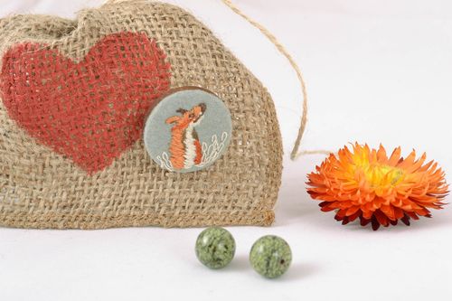 Wood and felt brooch with satin stitch embroidery - MADEheart.com