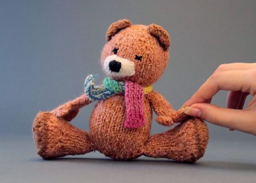Brinquedo Urso com um lenço com alegria - MADEheart.com