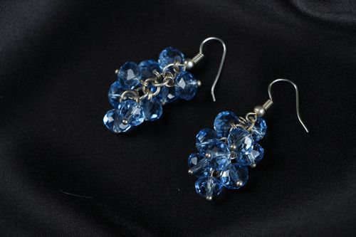 Brincos azuis feitos de contas de cristal - MADEheart.com