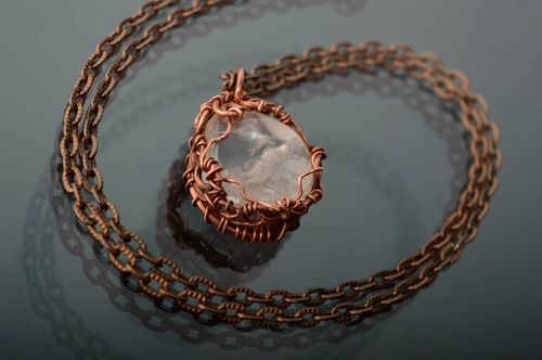 Pendentif en cuivre avec cristal de roche   - MADEheart.com