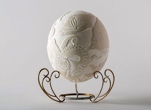 Lâmpada de ovo de avestruz esculpida O reino de Poseidon - MADEheart.com
