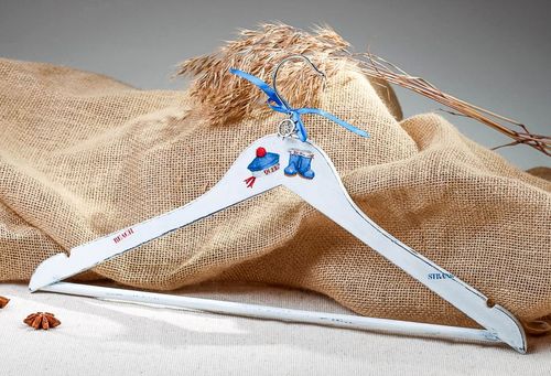 Cintre bleu en bois technique serviettage  - MADEheart.com