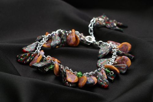 Bracelete feminino artesanal com pingentes de argila de polímero  - MADEheart.com