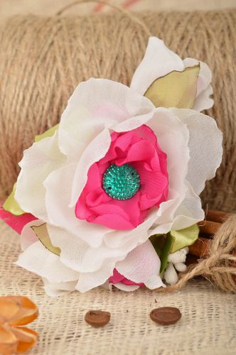 Broche grande fleur en mousseline de soie faite main blanc-rose design - MADEheart.com