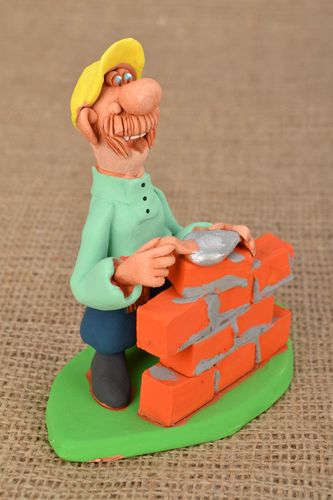 Handmade Figurine aus Ton Bauarbeiter - MADEheart.com