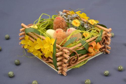 Decoración de Pascua artesanal festiva cesta trenzada con huevos y pollitos - MADEheart.com