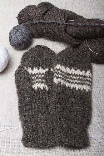 Gray womens mittens - MADEheart.com