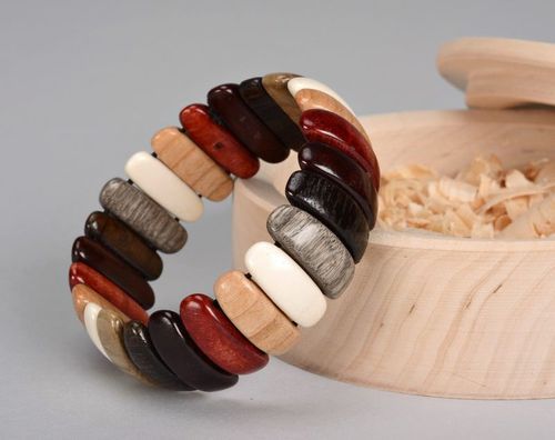 Bracelet en bois sur fil élastique - MADEheart.com