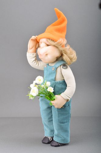 Nette künstlerische Puppe aus Stoff handmade Zwerg mit orangem Hut für Interieur - MADEheart.com