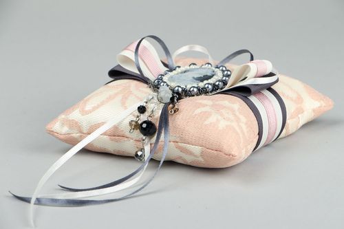 Pillow for wedding rings - MADEheart.com