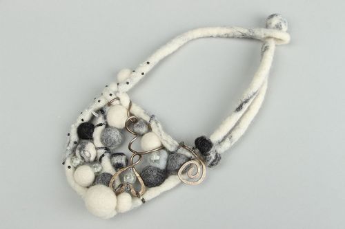 Necklace made ​​of wool and metal Northern Sun - MADEheart.com