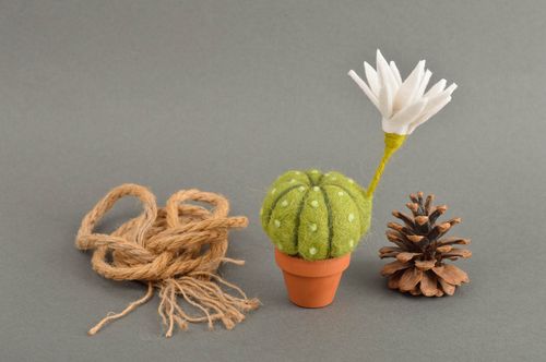 Cactus artificiel fait main Fleur déco laine feutrée pot céramique Déco maison - MADEheart.com