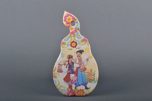 Wooden cutting board in the shape of a pear Ukrainians - MADEheart.com