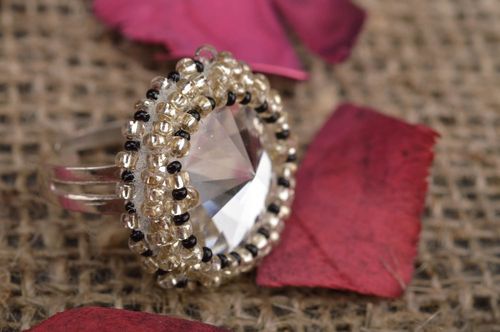 Bague de perles de rocaille et cristal faite main transparente originale - MADEheart.com