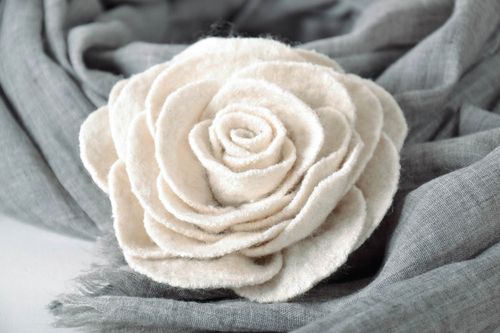 Filz Brosche Weiße Rose - MADEheart.com