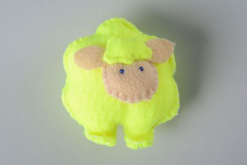 Brinquedo macio de fleece feito à mão Ovelha amarela - MADEheart.com