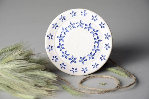 Assiette en terre cuite décorative avec fleurs bleues - MADEheart.com