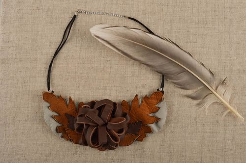 Collier en cuir Bijou fait main en forme de feuilles et fleur Cadeau femme - MADEheart.com