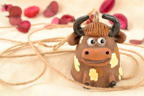 Campanello dautore in ceramica fatto a mano a forma di toro divertente - MADEheart.com
