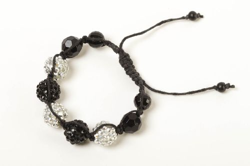 Bracelet tressé fait main Bijou fantaisie noir et blanc original Cadeau femme - MADEheart.com