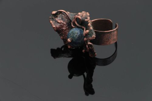 Handgemachter Kupfer Ring mit Naturstein Lapislazuli in Form vom Efeu Blatt - MADEheart.com