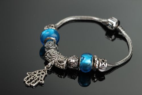 Originelles handgemachtes Armband aus Metall mit blauen Perlen Geschenk für Frauen - MADEheart.com