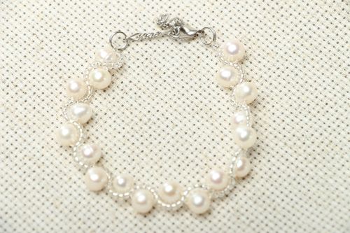 White pearl bracelet - MADEheart.com