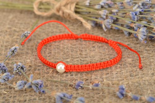 Bracelet fin en lacet ciré fait main rouge avec perle dimitation joli élégant - MADEheart.com