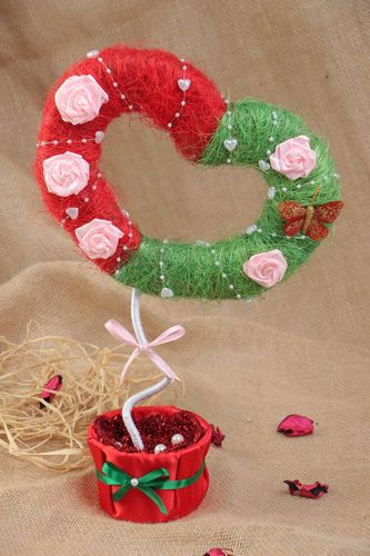 Topiario artesanal de sisal con forma de corazón con flores verde con rojo  - MADEheart.com