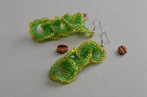Boucles doreilles en perles de rocaille vertes pendantes faites main originales - MADEheart.com