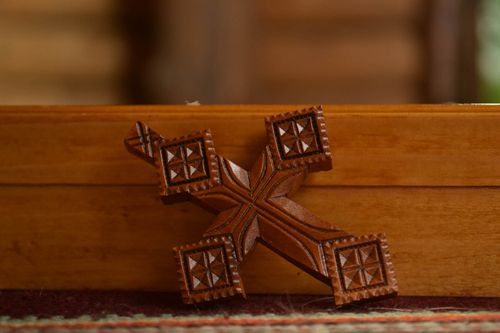 Croce di legno fatta a mano croce intagliata originale di legno insolita - MADEheart.com