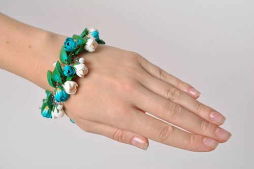Bracelet avec fleurs bleues et blanches en pâte polymère fait main élégant - MADEheart.com