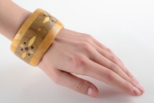 Bracelet en bois fait main original large de couleur claire avec incrustations - MADEheart.com