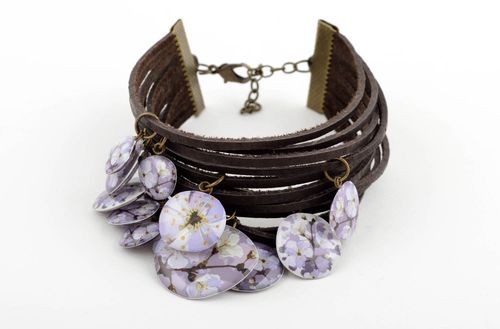 Bracelet cuir marron Bijou fait main large breloques à motif floral Cadeau femme - MADEheart.com
