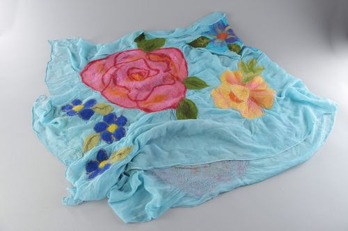 Pañuelo de seda con fieltro de lana con flores originales hecho a mano femenino - MADEheart.com