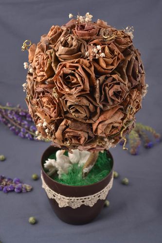 Handmade Topiary mit Blumen in Braun aus Naturmaterialien schön und originell - MADEheart.com